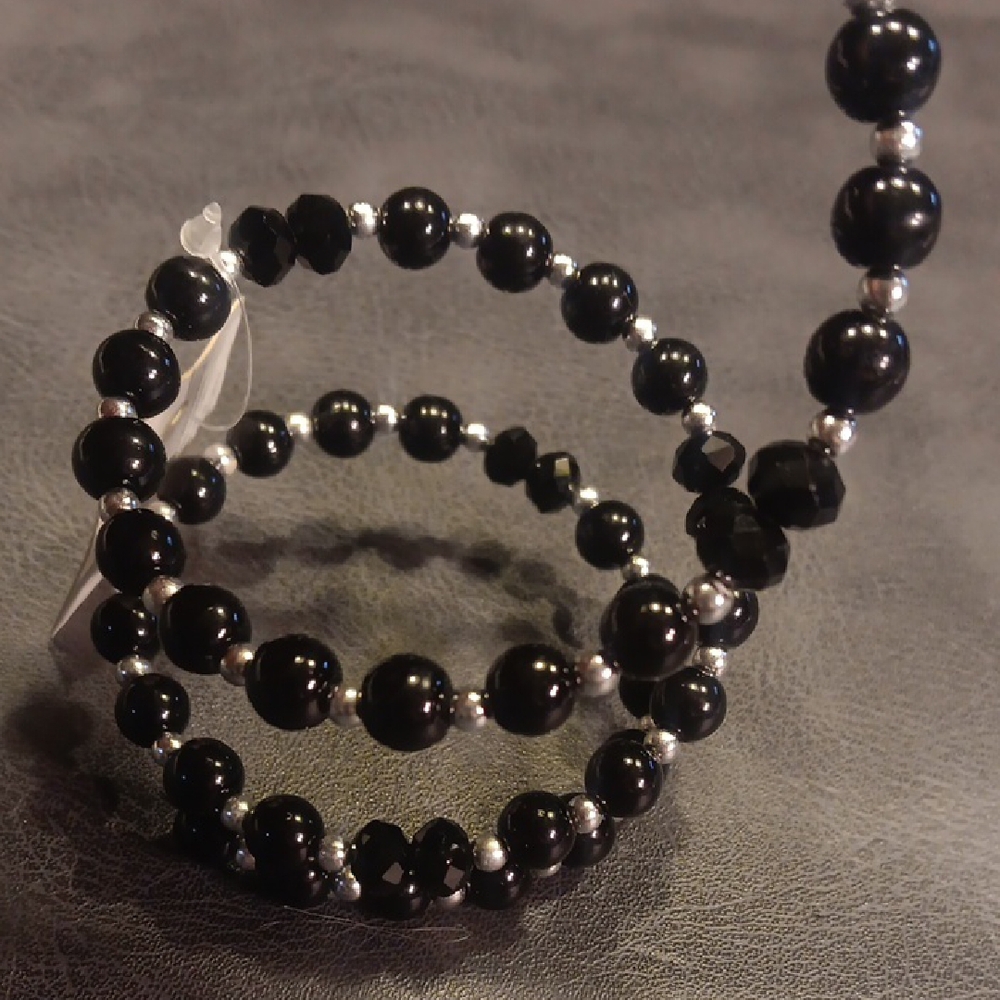 Beautiful Black Beaded Memory Wire Bracelet With Silver Spacers - Picture 2 of 4